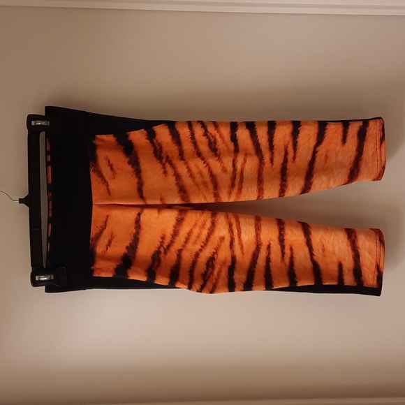 Blackmilk Tiger Stripe Crop Leggings - Picture 5 of 14